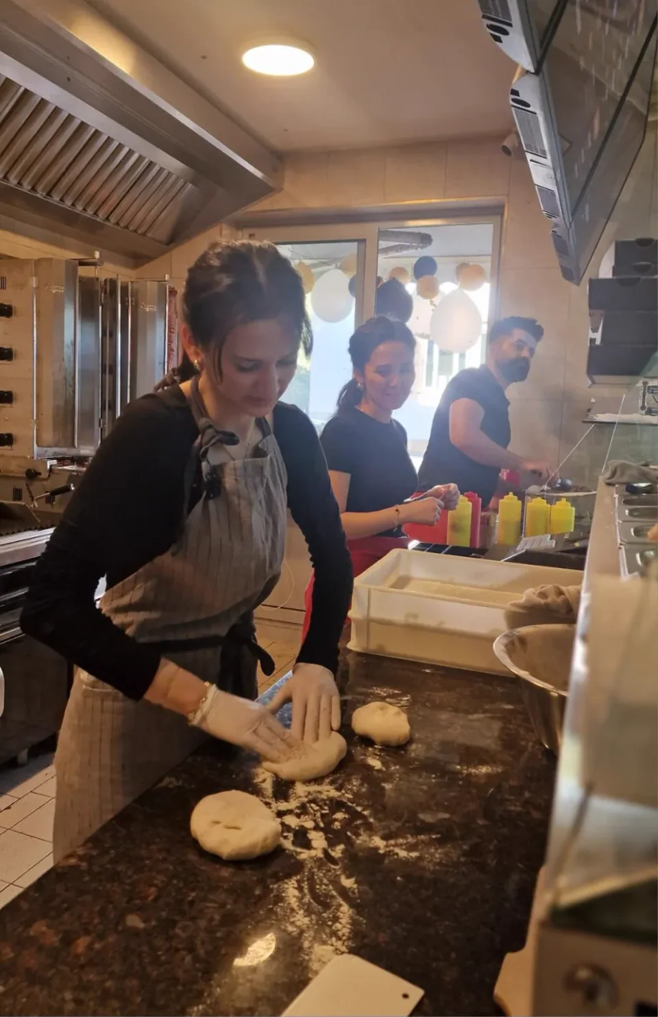 Frisch zubereitetes Fladenbrot bei Herr der Döner Mühlacker