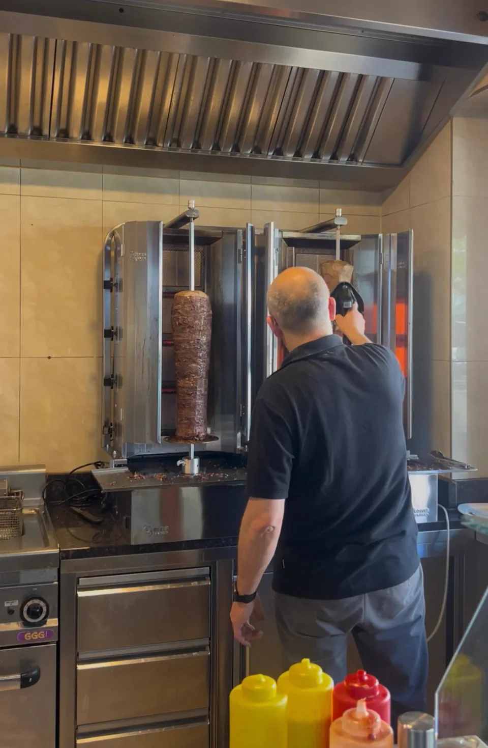 Frische Zubereitung am Dönerspieß bei Herr der Döner