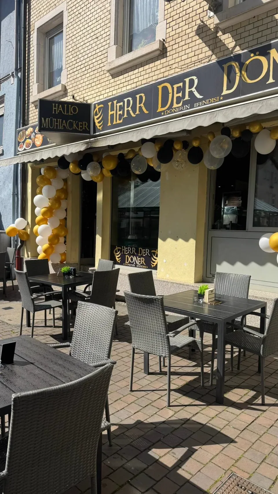 Seitenansicht des Dönerladens Herr der Döner mit Terrasse in der Mühlacker Fußgängerzone