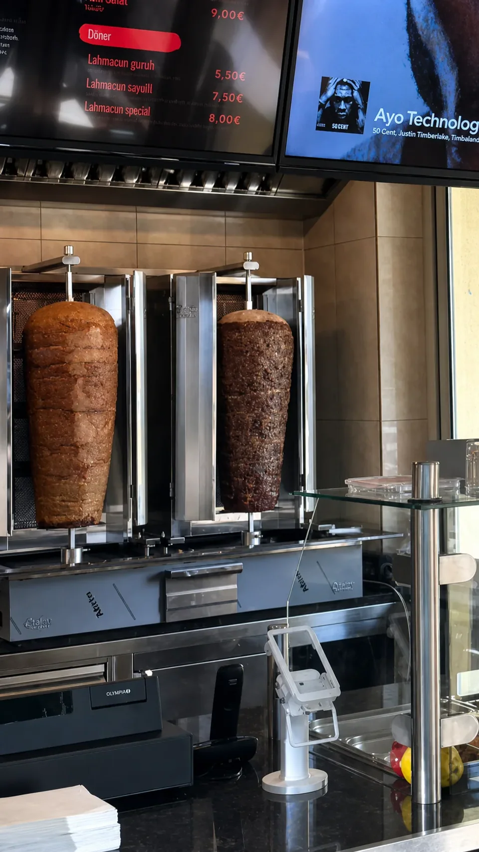 Zwei rotierende Dönerspieße hinter der Theke bei Herr der Döner in Mühlacker