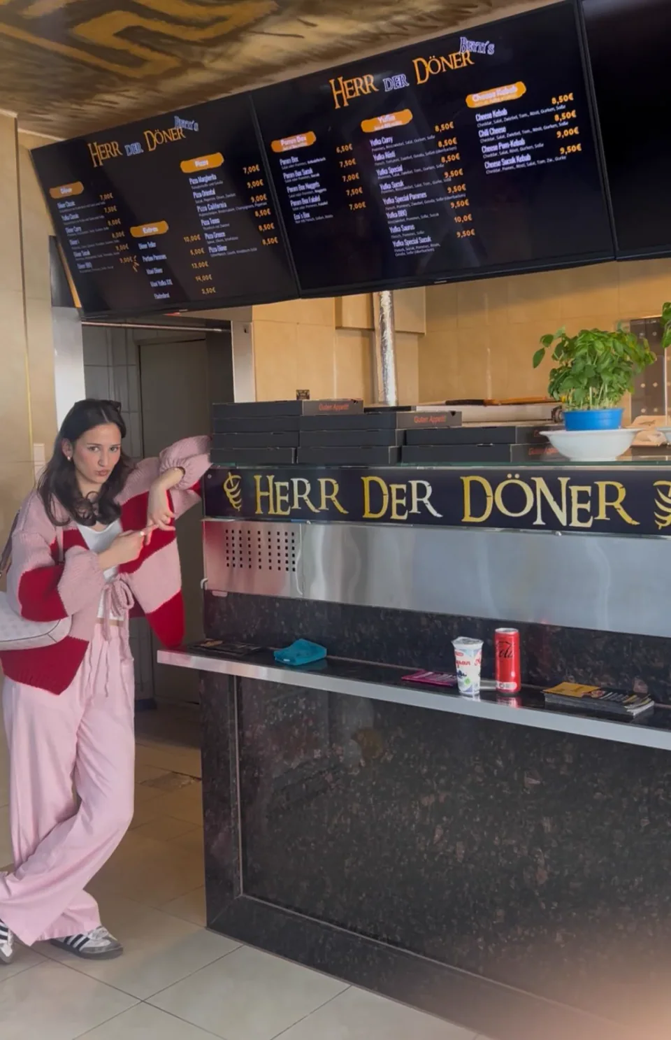 Gast an der Theke im Restaurant